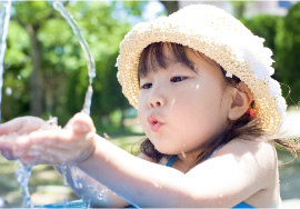 写真：水を手で受ける女の子