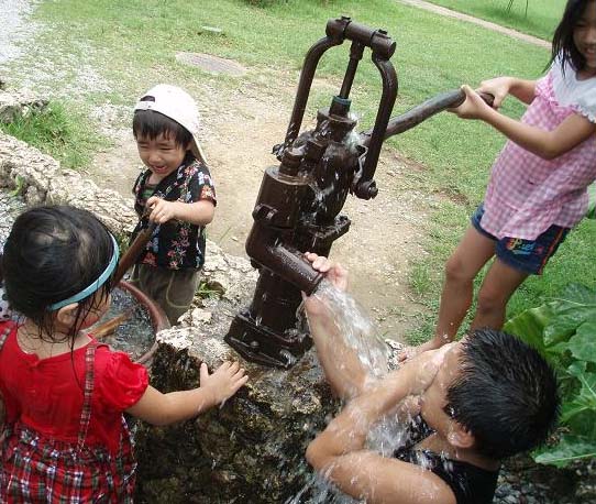 「水と遊ぶ」