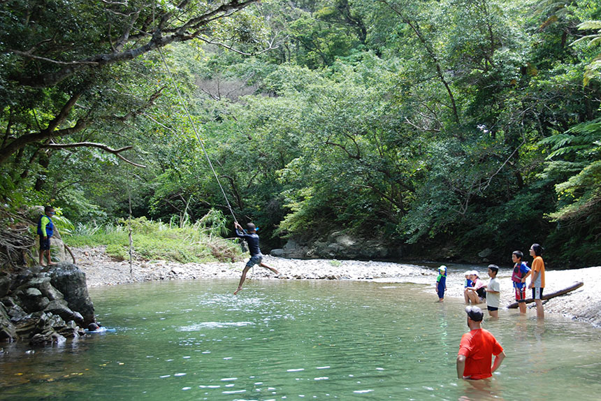 「水遊び」　松山　朝雄